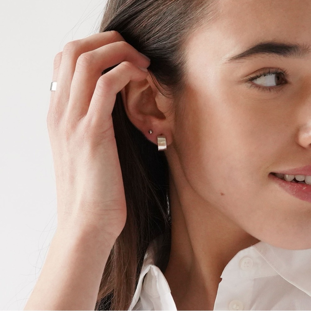 Mejuri Silver Boyfriend Mini Hoops - Picture 4 of 7